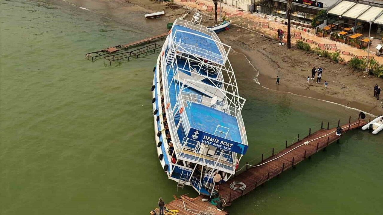 Marmaris’te Yağmur Suları Denizi Çamura Boyadı — Karaya Oturan Tekne Havadan Görüntülendi