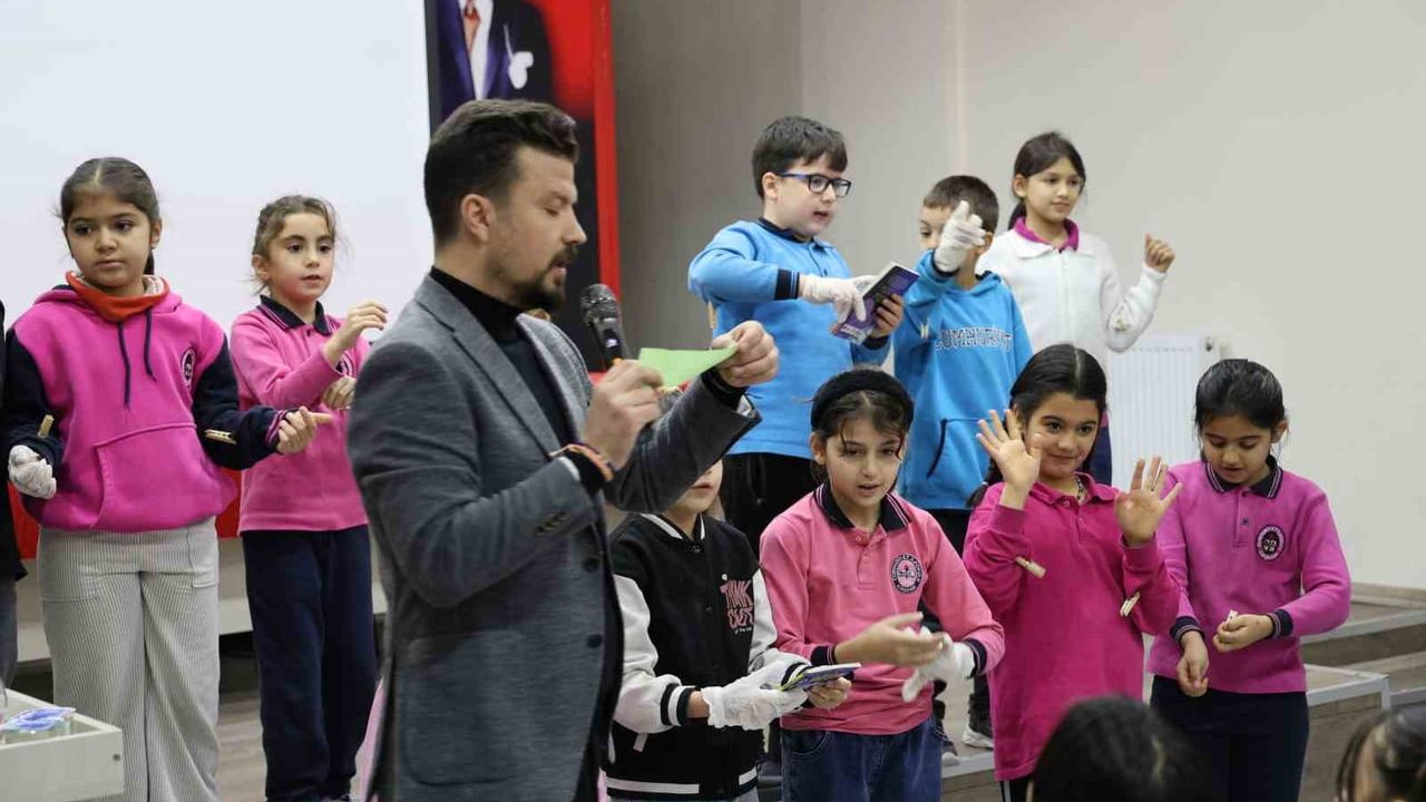 Matematik Öğretmeni Mehmet Gönen, Mezun Olduğu Okulda Teknoloji Bağımlılığına Oyunla Çözüm Anlattı