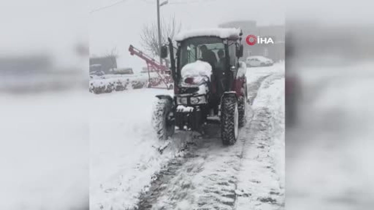 Mazıdağı'nda köylüler traktör aparatlarıyla karı temizledi