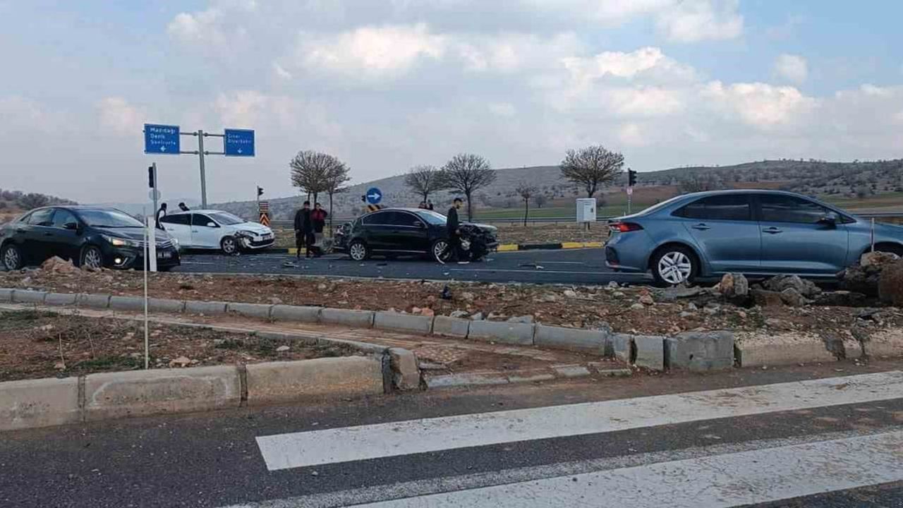 Mazıdağı Üçyolu’nda zincirleme trafik kazası: tır ile iki araç çarpıştı