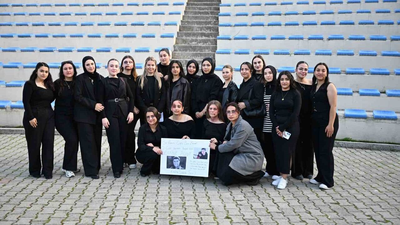 MCBÜ'de 'Karsu - Zaman'ı 300 öğrenci işaret diliyle sahneledi