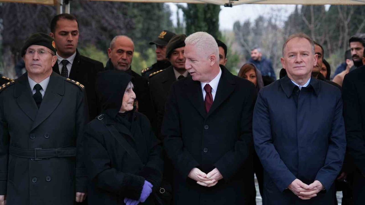 Mehmet Akif Ersoy Edirnekapı Mezarlığı'nda anıldı