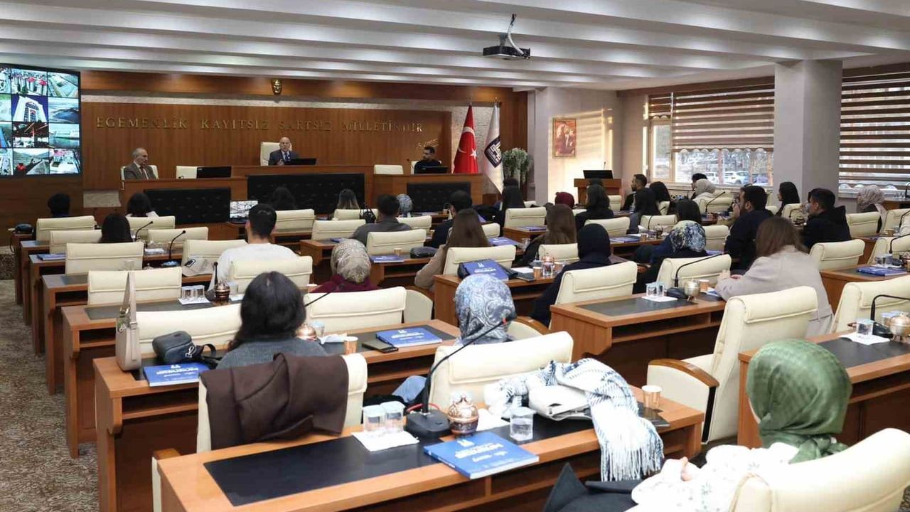 Mehmet Sekmen, EBYÜ Hukuk Fakültesi Öğrencilerini Belediyede Ağırladı