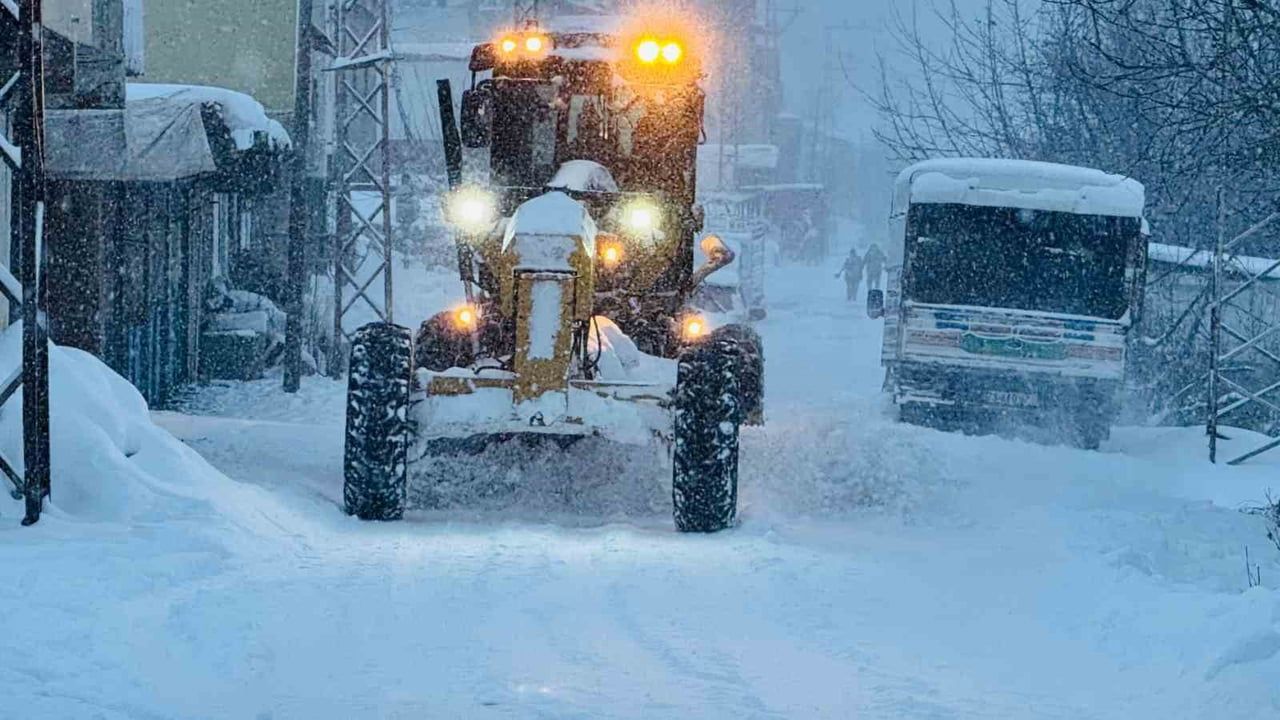 Mehmetçik, Şırnak'ta Karla Kapanan Yolları Açtı