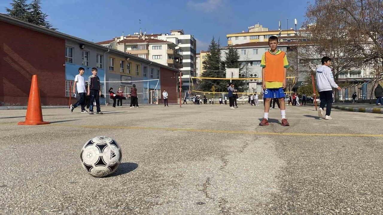 Melahat Ünügür Ortaokulu futbol takımı 10 yıldır Eskişehir şampiyonu