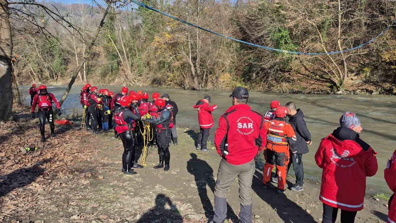 Melen Çayı’nda 60 gönüllünün zorlu su arama-kurtarma eğitimi
