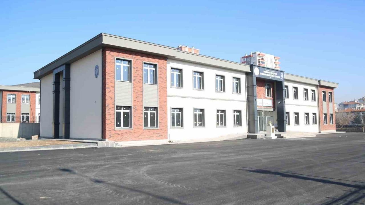Melikgazi Belediyesi üç mahalleye hizmet verecek iki okulu tamamladı