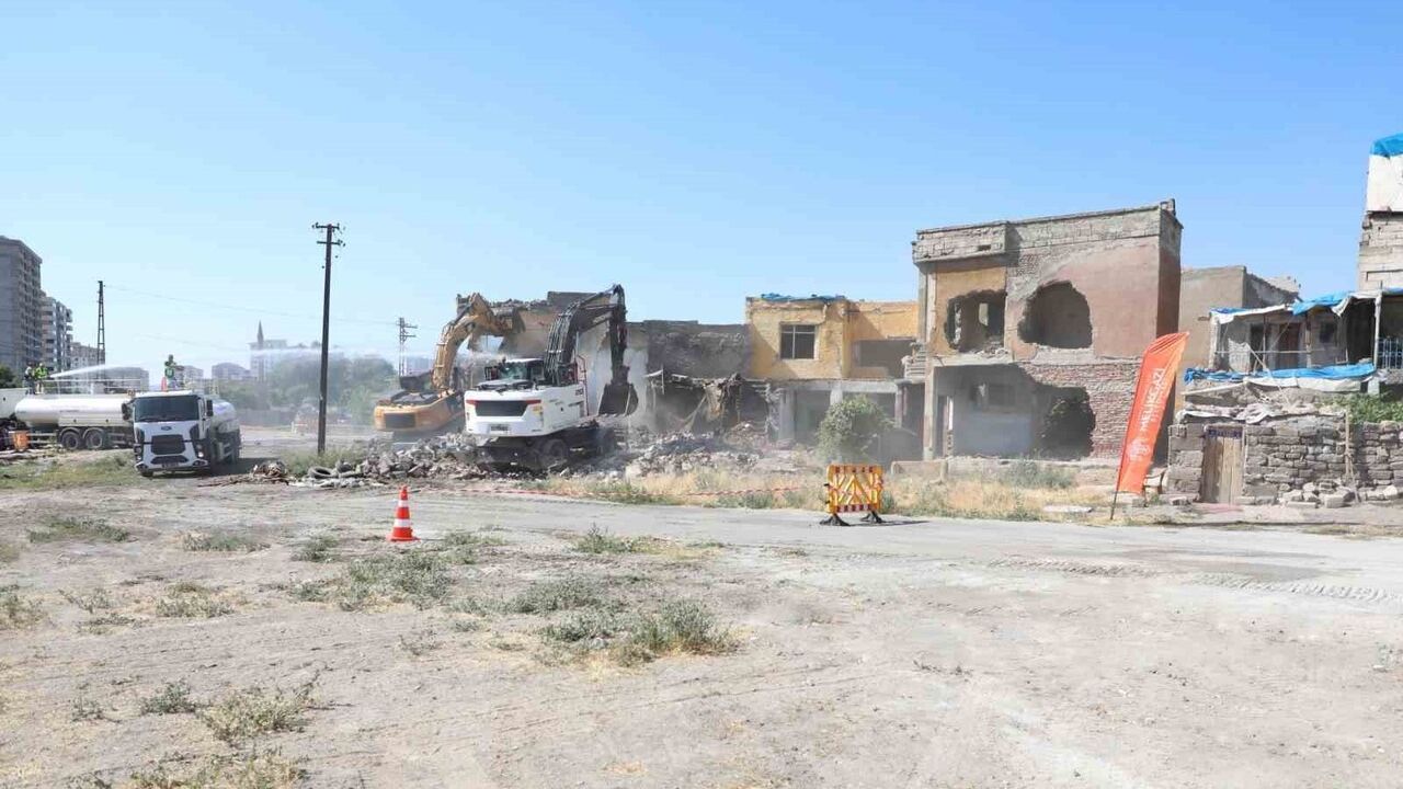 Melikgazi’de metruk yapılarla mücadele: Yıkım ve rehabilitasyon sürüyor