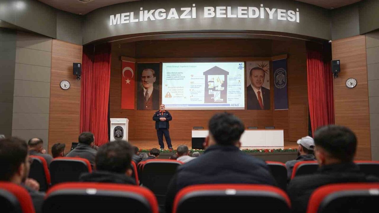 Melikgazi personeline AFAD iş birliğiyle Afet Farkındalık Eğitimi