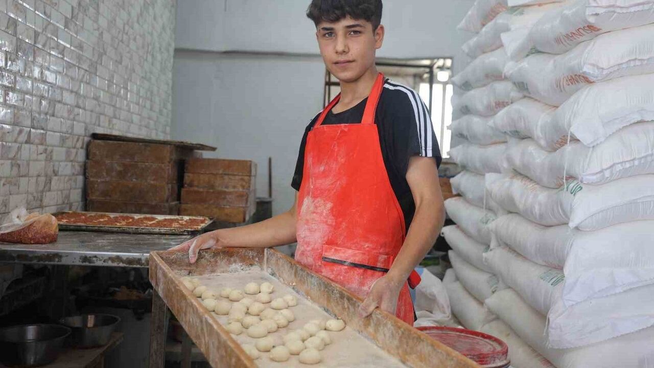 Memiş Akçakaya: 10 yaşında başladığı fırında 6 yıldır usta olma yolunda