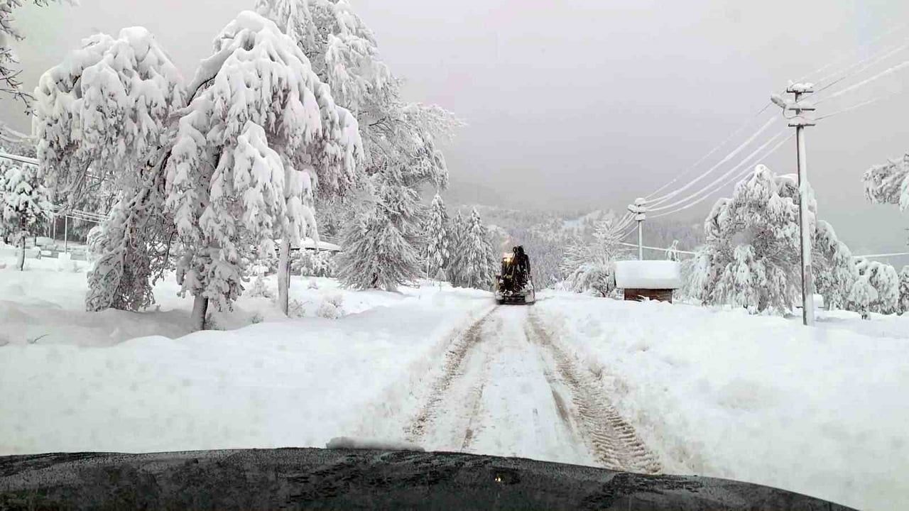 Mengen'de 18 köy yolu kardan ulaşıma kapandı — İl Özel İdaresi seferber