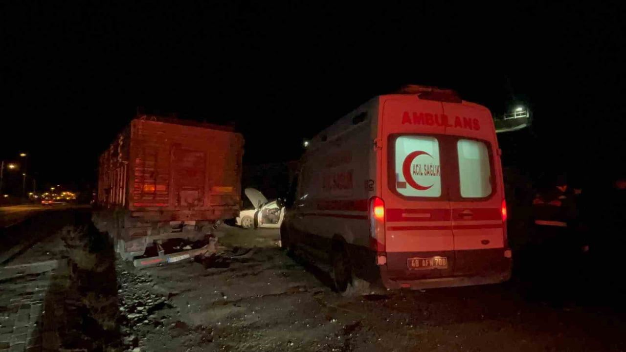 Menteşe'de tıra arkadan çarpan otomobil: 1 ölü, 1 ağır yaralı