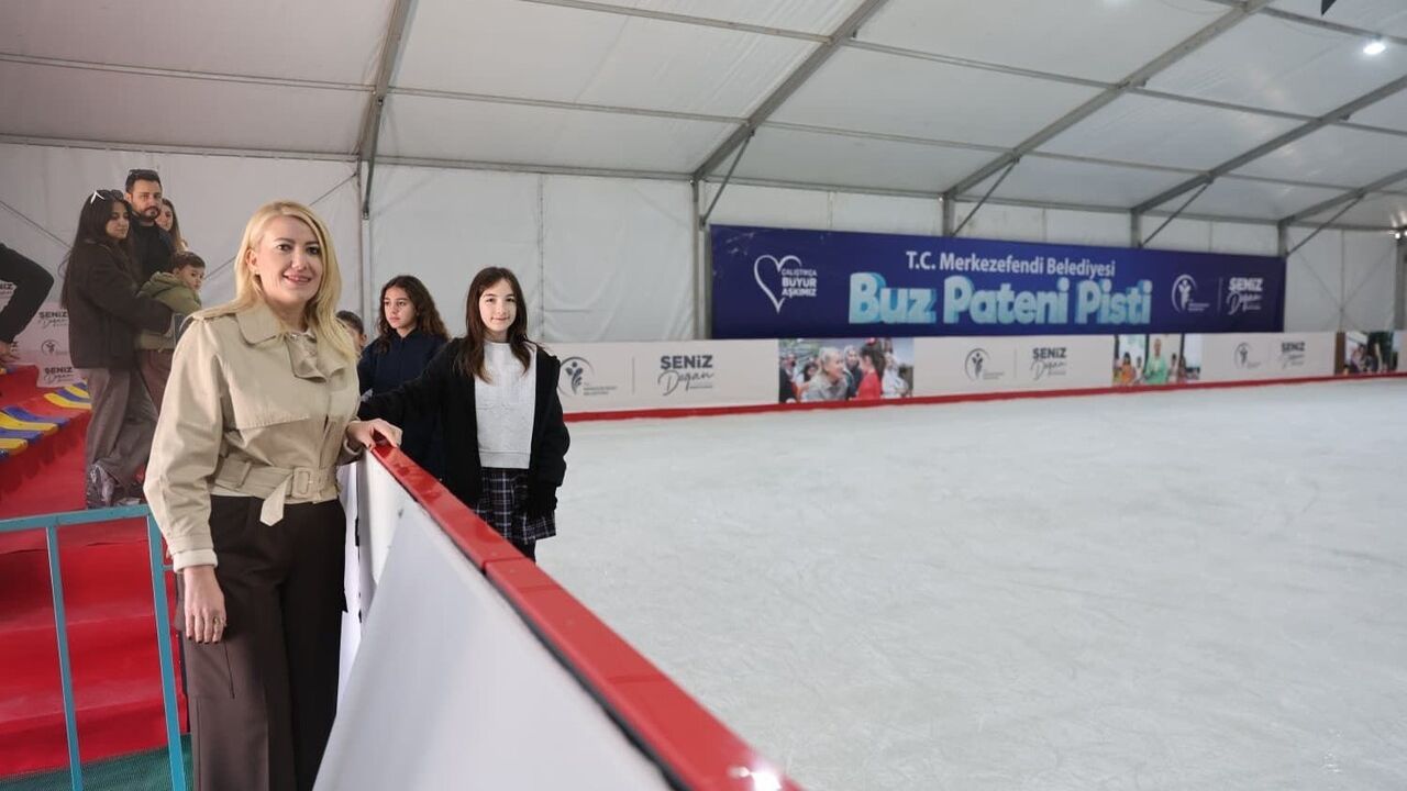 Merkezefendi Kültür Merkezi Yanına Buz Pateni Pisti Kuruldu