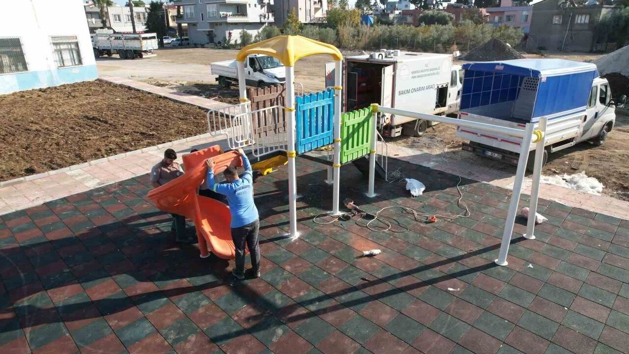 Mersin Akdeniz’de Karacailyas Şakir Gülmen Parkı Yenilendi