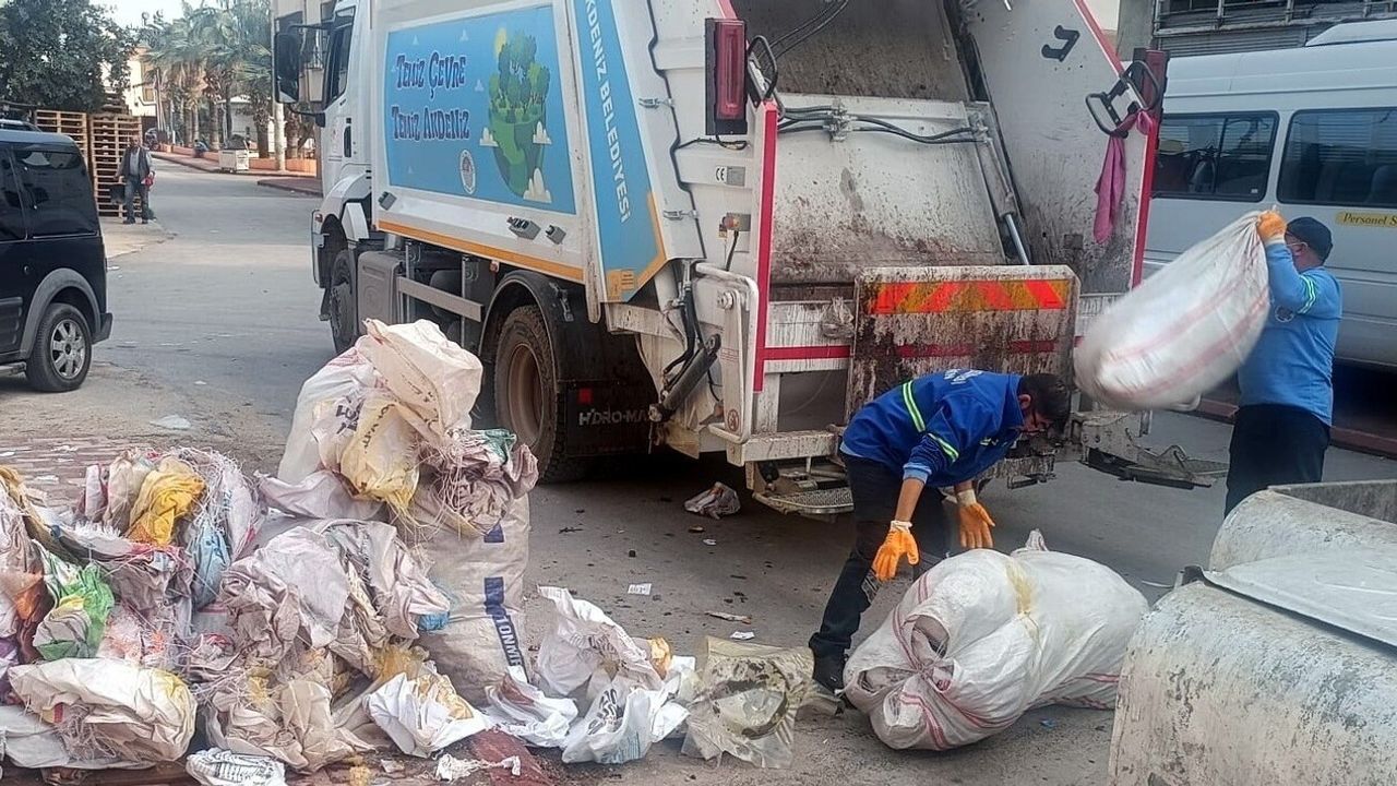 Mersin Akdeniz'de mobilya ve hurda atıklarına kapsamlı temizlik
