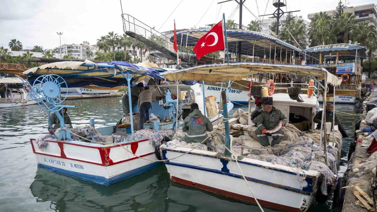 Mersin Büyükşehir’den küçük ölçekli balıkçılara ekipman desteği sürüyor