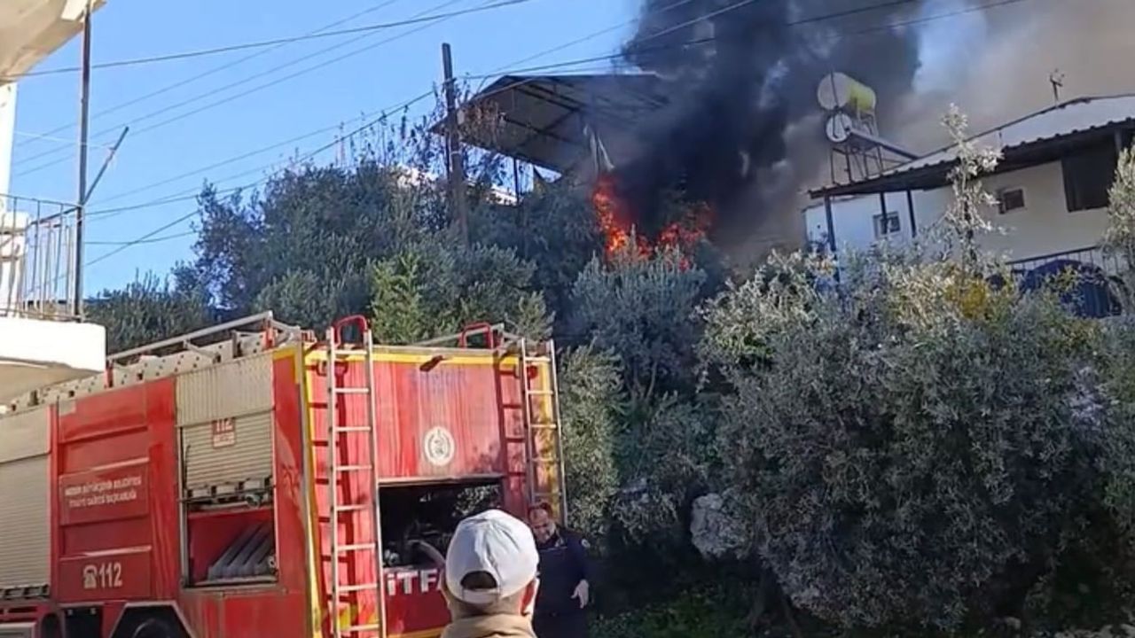 Mersin'de 2'si engelli 5 çocuklu ailenin evi yanarak küle döndü