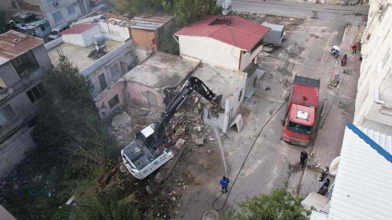 Mersin’de ağır hasarlı tek katlı bina kontrollü şekilde yıkıldı