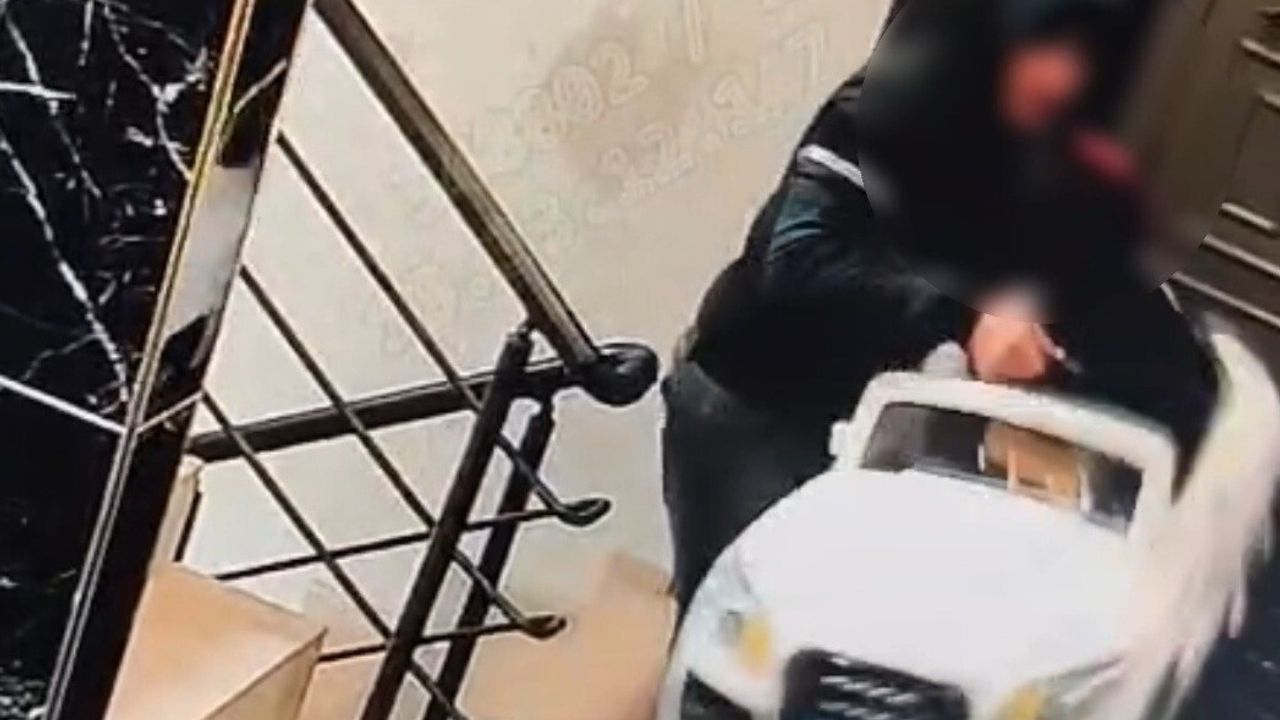 Mersin'de akülü çocuk arabası ve bisiklet hırsızları kamerada yakalandı