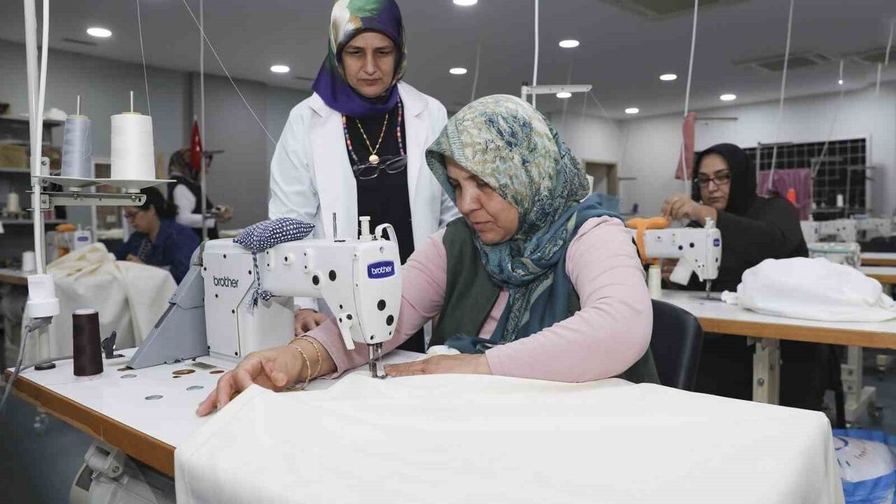 Mersin’de anneler Engelsiz Yaşam Merkezi dikiş kursunda üretip sosyalleşiyor