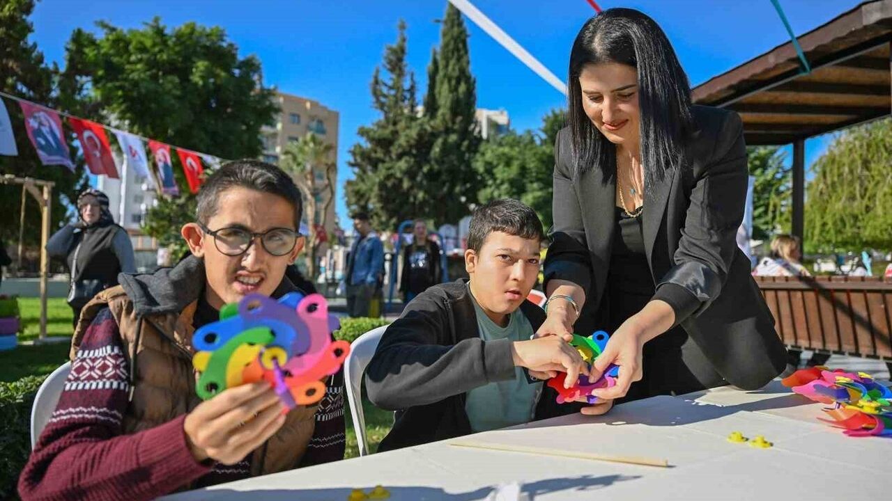 Mersin'de Engelsiz Yaşam Parkı'nda Renkli Atölye Etkinliği