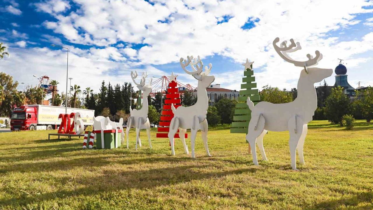 Mersin’de geri dönüşümle hazırlanan yeni yıl süslemeleri kenti renklendirdi