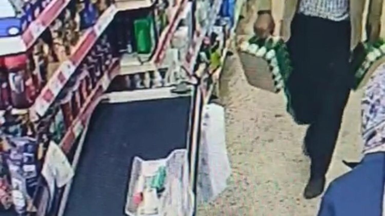 Mersin’de içleri ısıtan an: Çamurlu ayakkabılarını çıkarıp çorapla alışveriş yaptı