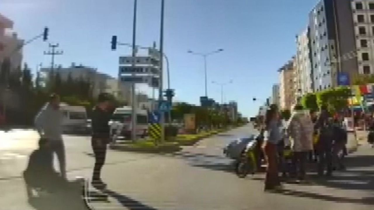 Mersin'de kırmızı ışık ihlali sonucu motosikletliye çarpma