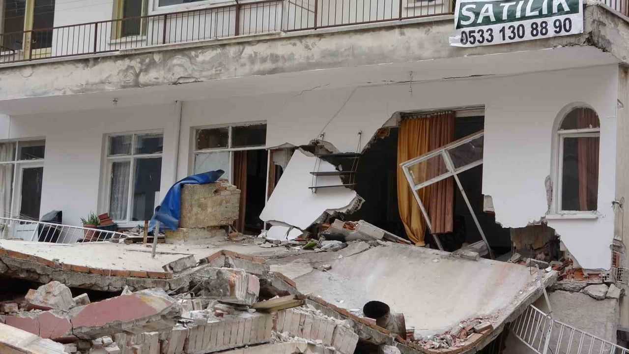 Mersin'de kontrolden çıkan yıkım sonrası apartman sakinleri mağdur