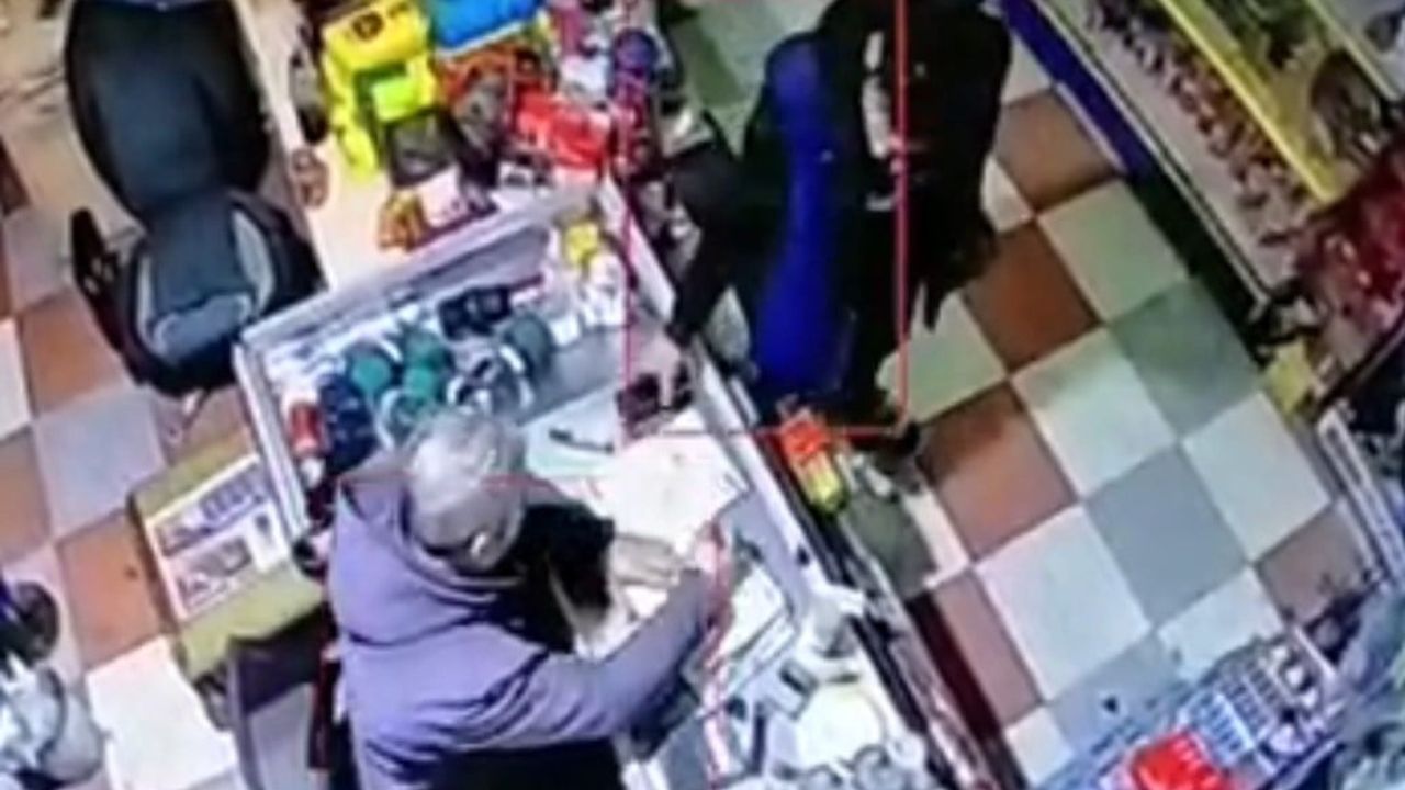 Mersin'de markette cep telefonu hırsızlığı kamerada — 2 kişi yakalandı