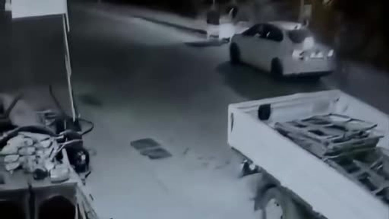 Mersin'de markette cep telefonu hırsızlığı kameraya yakalandı — 2 gözaltı