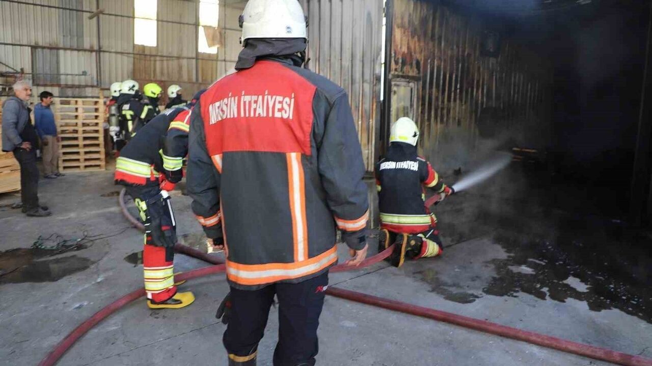 Mersin'de palet üretim tesisindeki yangın itfaiye ekiplerince kontrol altına alındı