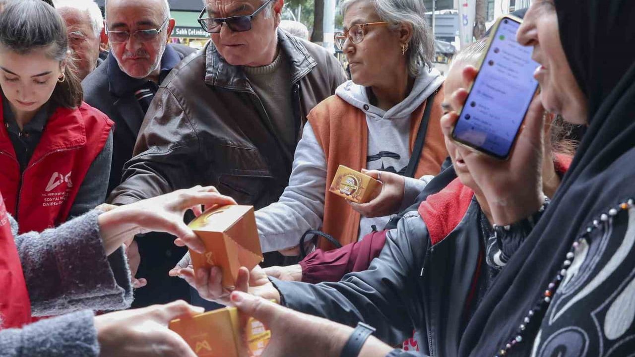 Mersin'de Regaip Kandilinde 15 bin kandil simidi dağıtıldı