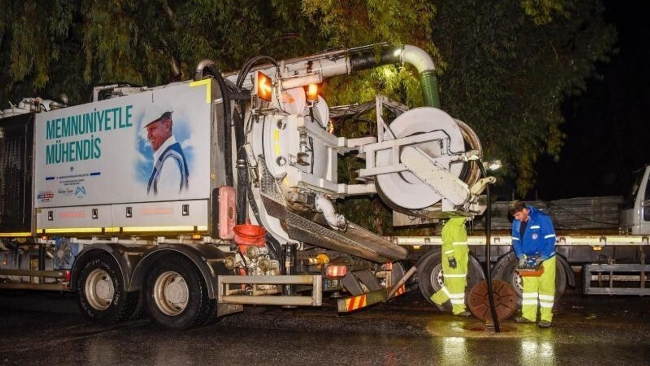 Mersin'de Sağanakta Büyükşehir ve MESKİ Ekipleri Gece Boyu Sahadaydı