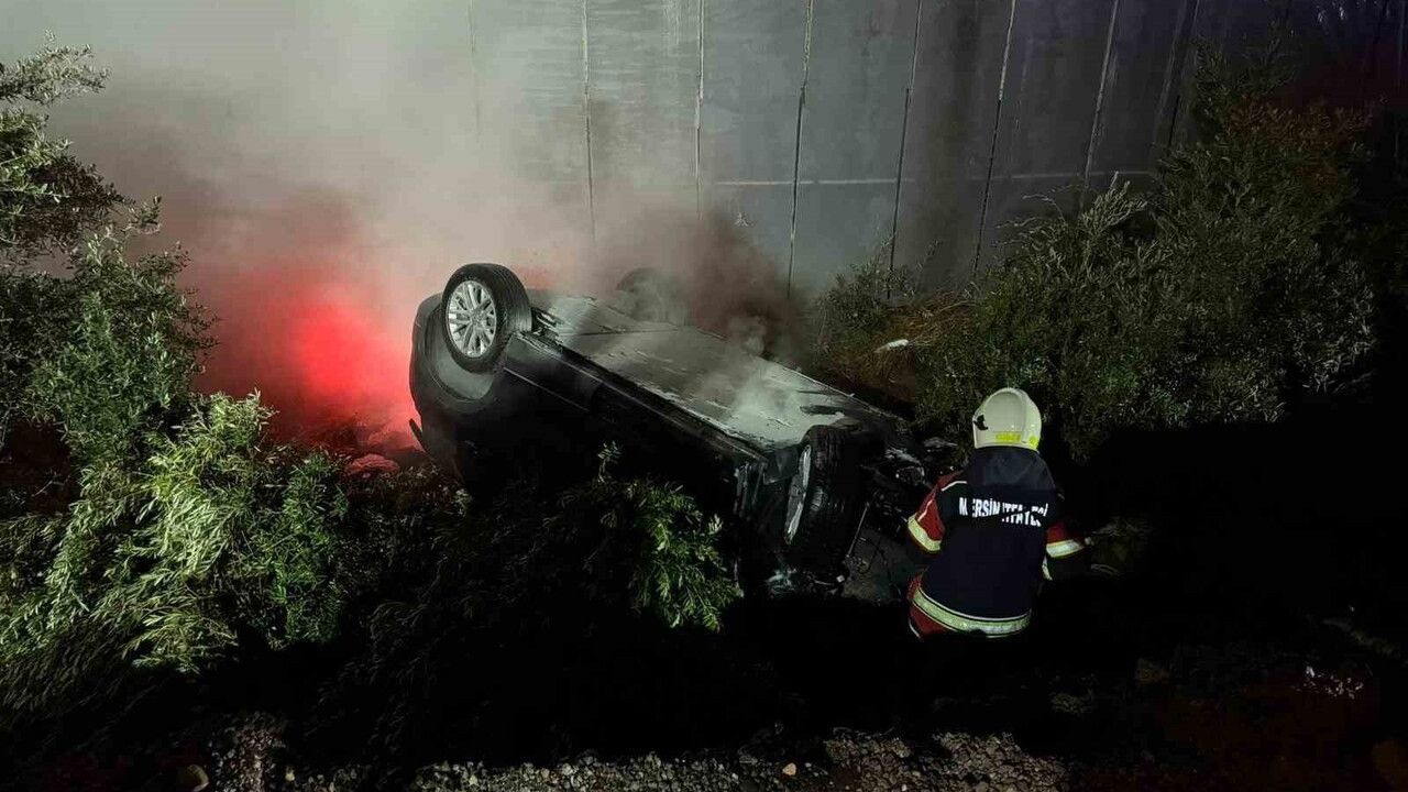 Mersin'de seraya çarpan elektrikli araçta batarya yangını: Sürücü hastaneye kaldırıldı