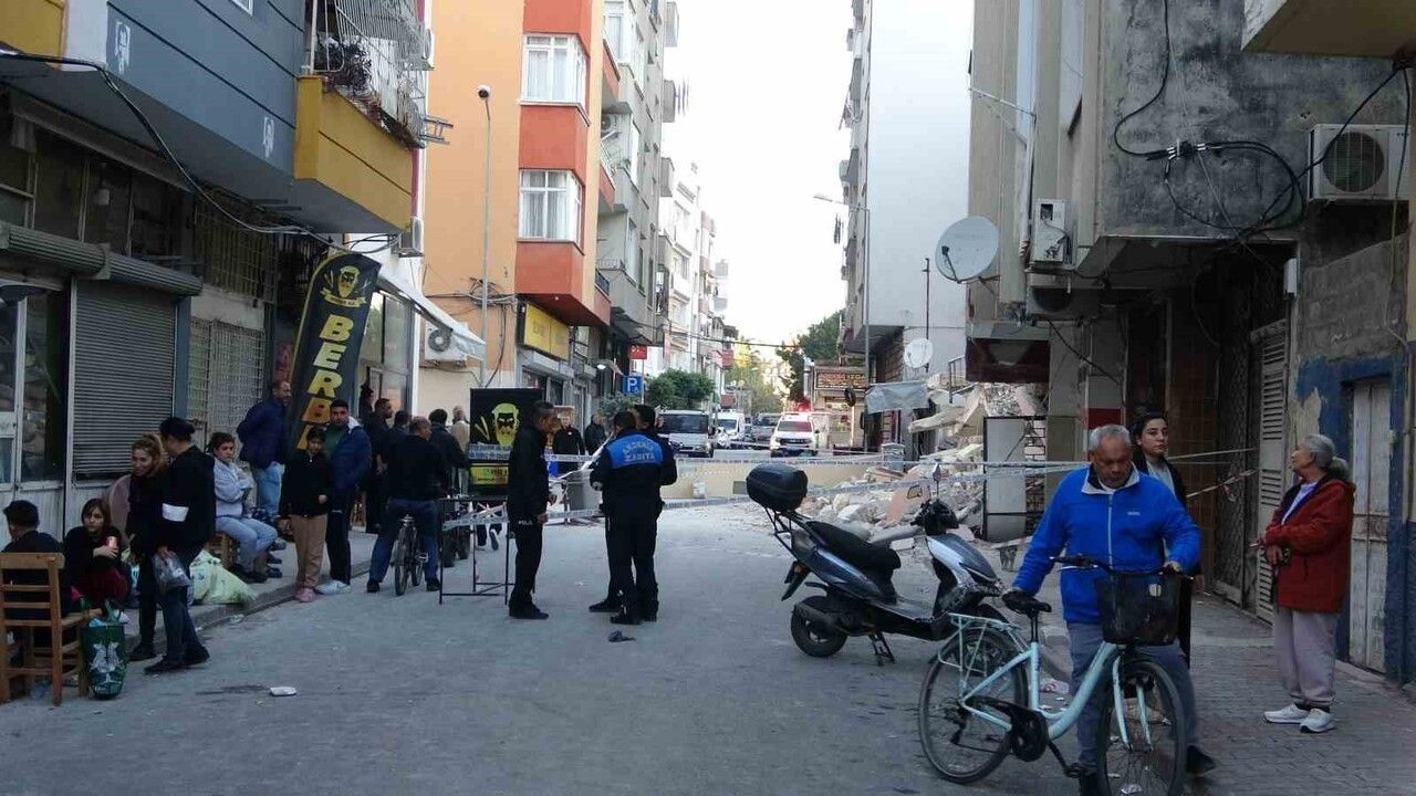 Mersin'de yıkım sırasında bitişik bina zarar gördü, facia ucuz atlatıldı