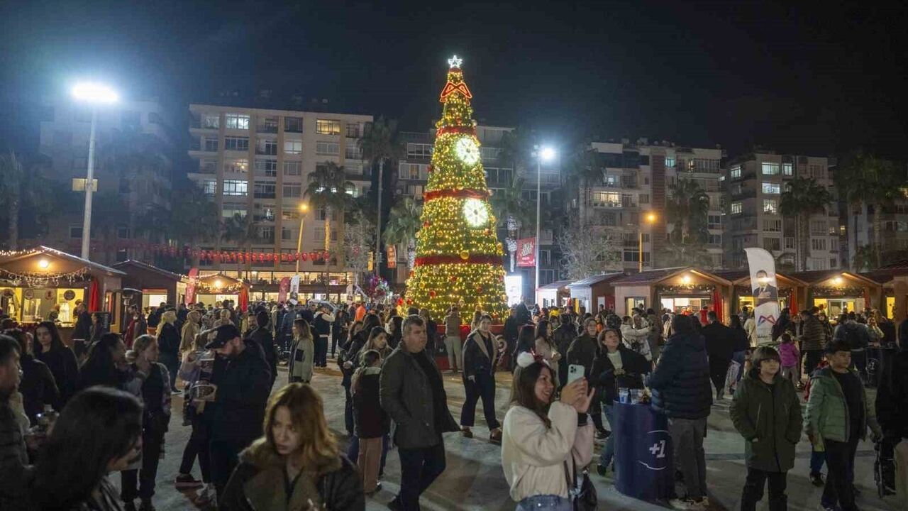 Mersin'de Yılbaşı Pazarı Özgecan Aslan Barış Meydanı'nda açıldı