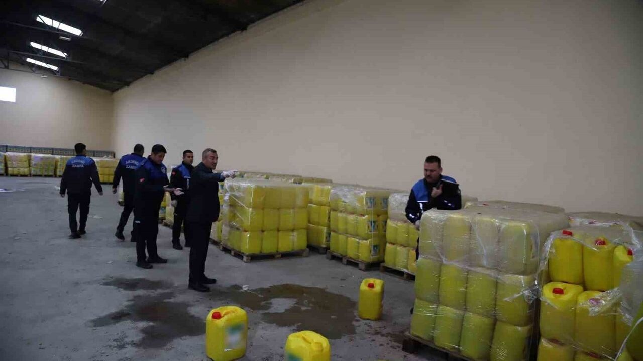 Mersin'de yurt dışına 'ayçiçek yağı' diye gönderilmek istenen su-yağ karışımı bidonlar ele geçirildi