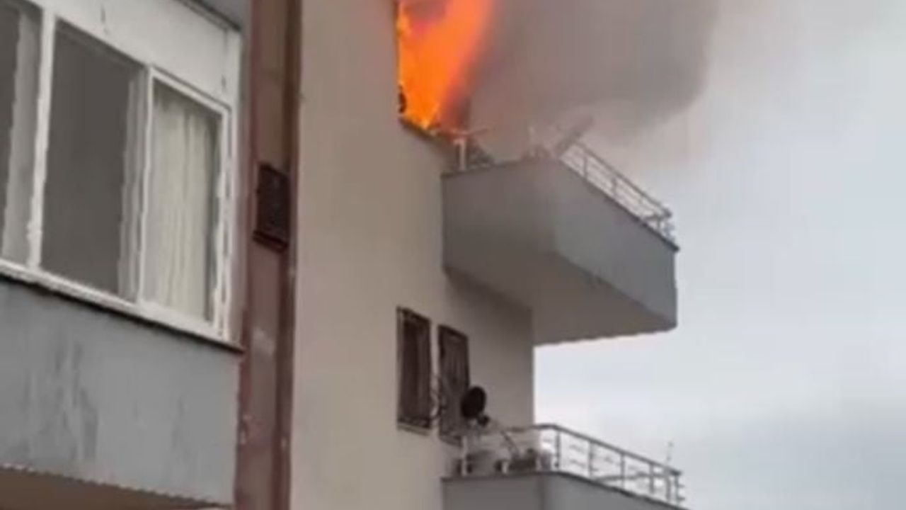 Mersin Erdemli'de 3 katlı evin son katında yangın