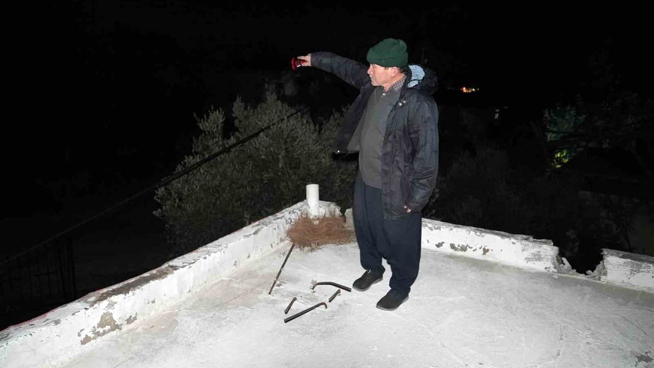 Mersin Erdemli’de Kuvvetli Rüzgar: Çatı Uçtu, Asırlık Meşe Devrildi