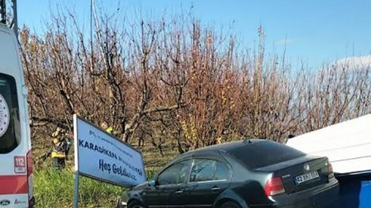 Mersin Mut'ta otomobil otobüs durağına çarptı — 2 yaralı