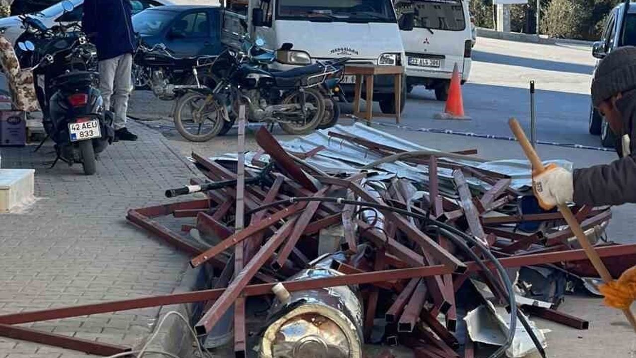 Mersin Mut'ta şiddetli rüzgar çatıyı yola savurdu