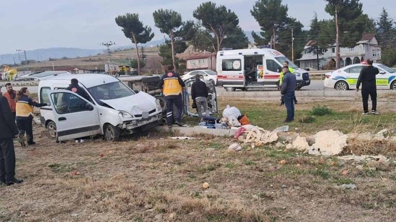 Merzifon'da kamyonet çarpışması: 4 yaralı