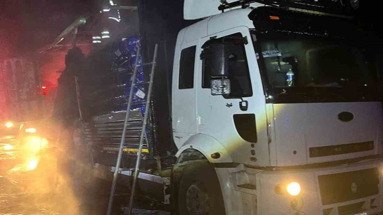 Merzifon'da plastik halı yüklü kamyonda yangın