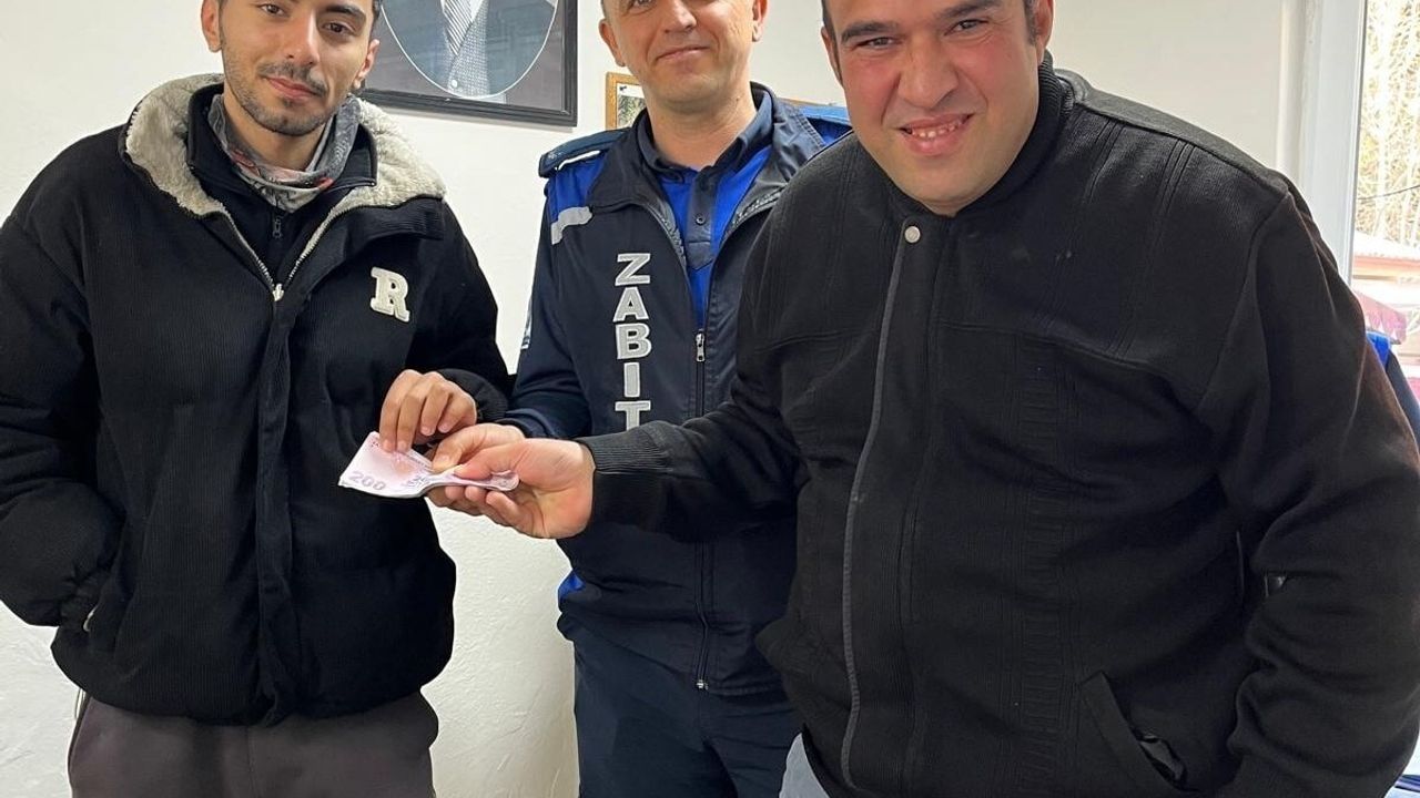 Merzifon'da temizlik personelinden örnek davranış: Bulduğu 2 bin lirayı sahibine teslim etti