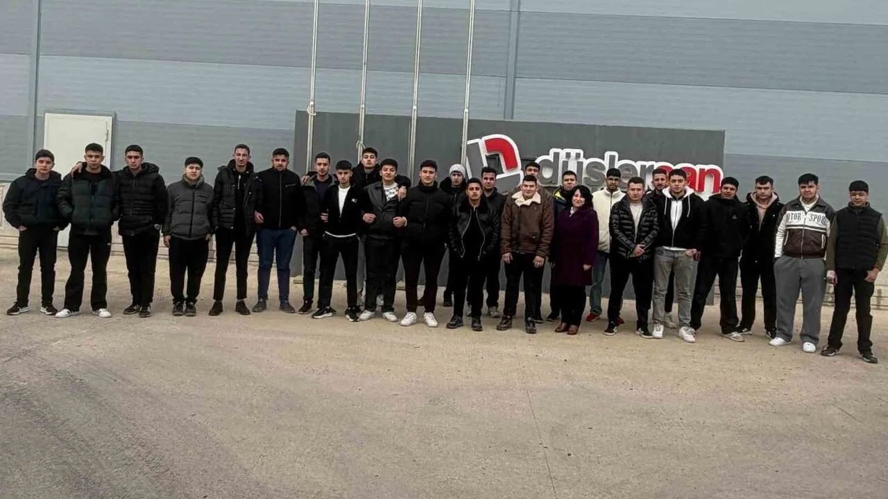 Meslek lisesi öğrencileri Eskişehir'de üretimi yerinde öğreniyor