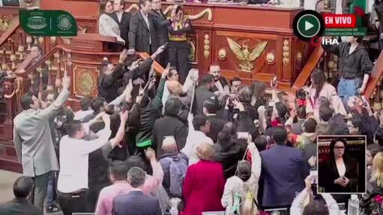 Mexico City kent meclisinde oturumda saç saça kavga