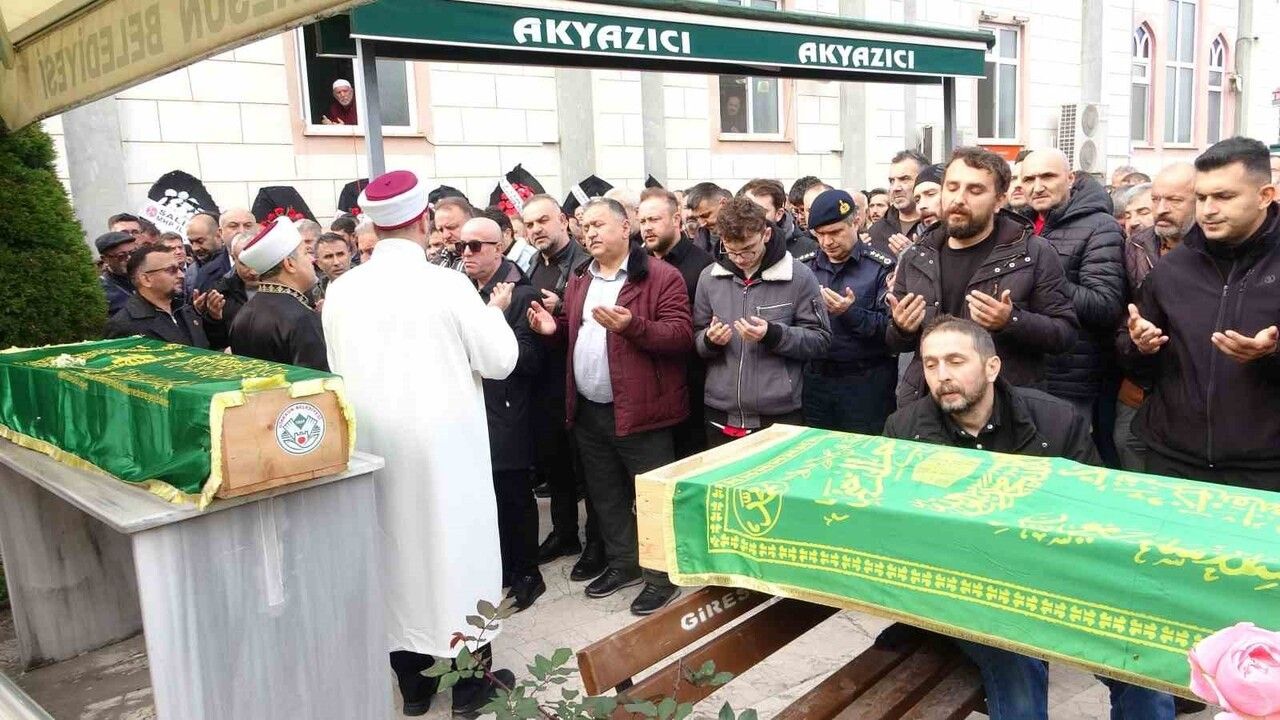 Mezar Yeri İçin Çıktıkları Yolculukta Ölen Dayı ve Yeğen Toprağa Verildi