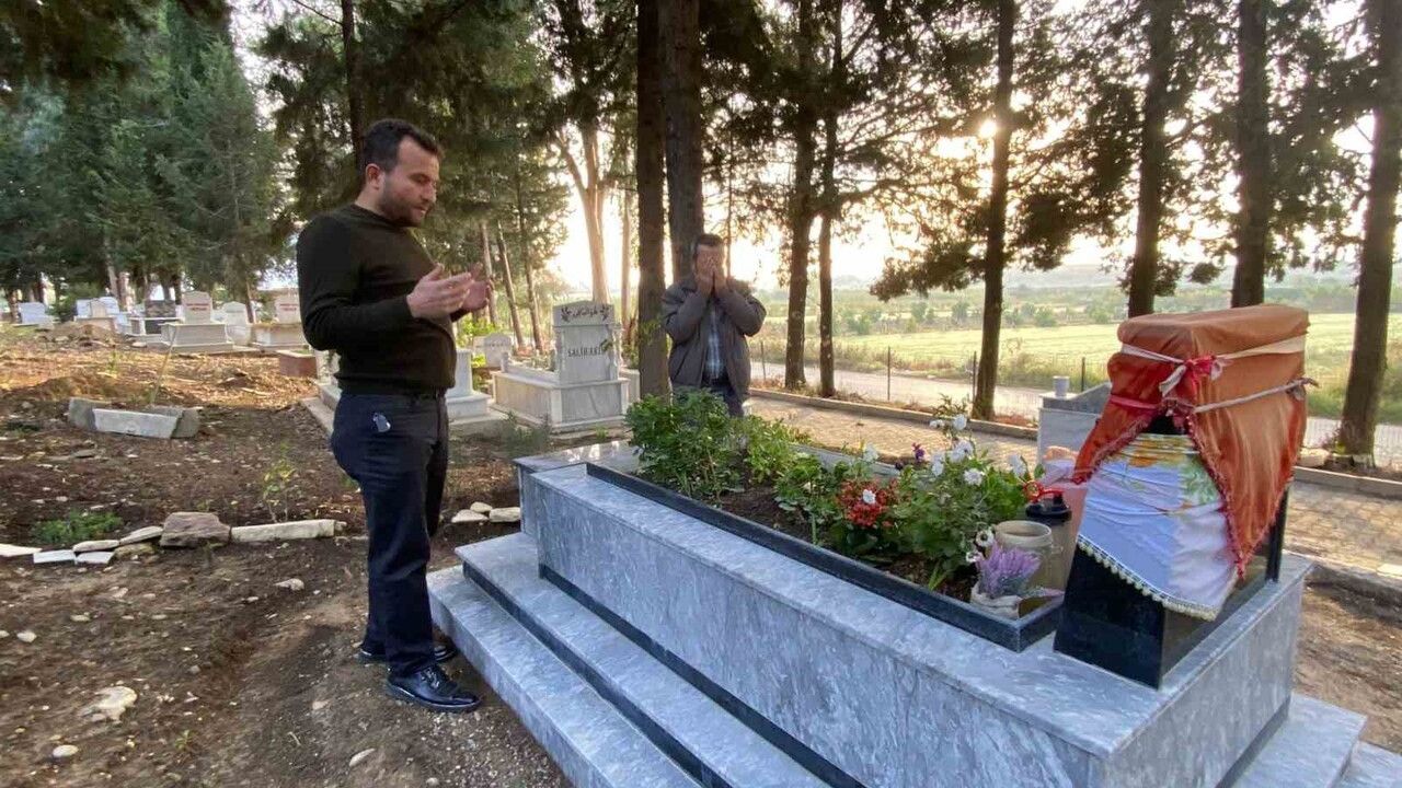 Mezarındaki çiçekler defalarca çalındı: Baba kamerayla izledi, şikayetçi oldu