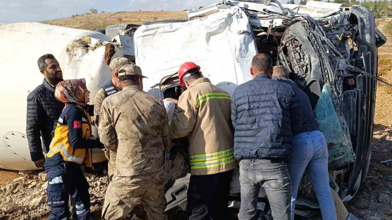 Midyat'ta beton mikseri kontrolden çıkarak devrildi: sürücü yaralandı